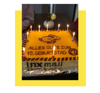 Gelbe rechteckige Geburtstagstorte mit brennenden Kerzen und Schriftzug 'Alles Gute zum 10. Geburtstag', seitlich 'inxmail'.