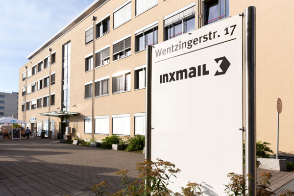 Firmengebäude mit großem Schild 'inxmail' und Adresse Wentzingerstr. 17