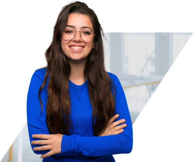 Lächelnde Frau mit Brille und blauem Pullover, verschränkte Arme, halb freigestellt vor dunklem geometrischem Hintergrund