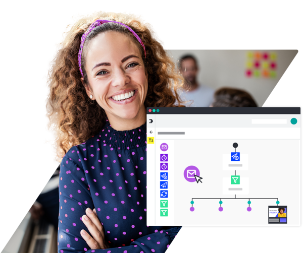 Lächelnde Frau mit lockigem Haar, rechts Überlagerung einer Software-Oberfläche mit E‑Mail-Workflow