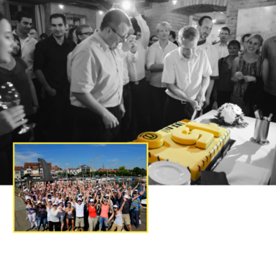Gruppe beim Anschneiden einer Torte mit großer 15; eingeblendetes Gruppenfoto mit jubelnden Personen