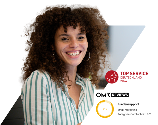 Eine lächelnde Frau repräsentiert exzellenten Kundensupport, mit Auszeichnungen wie dem "Top Service Deutschland 2023"-Abzeichen und einer OMR-Bewertung von 9,2 für E-Mail-Marketing-Kundensupport, was den Kategoriedurchschnitt von 8,9 übertrifft.