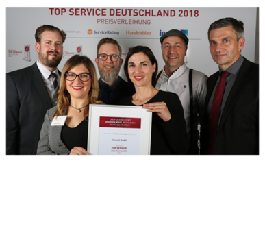 Sechsköpfiges Team hält Urkunde bei Preisverleihung 'Top Service Deutschland 2018'