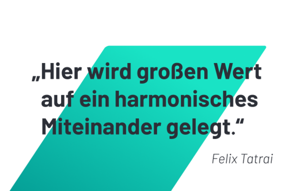 Türkisfarbene diagonale Form mit Zitat 'Hier wird großen Wert auf ein harmonisches Miteinander gelegt.'