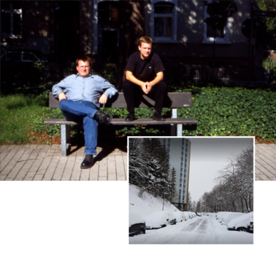 Zwei Männer sitzen auf einer Parkbank vor einem Gebäude; kleines eingefügtes Foto einer verschneiten Straße unten rechts