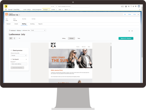 Ein Monitor zeigt die Inxmail-Integration in Salesforce mit dem Mailing-Editor für die Kampagne „Ladieswear July“. Links sind Drag-and-Drop-Elemente wie Bildcontainer sichtbar, während rechts die Mailing-Einstellungen angezeigt werden, einschließlich Betreff und Stiloptionen. In der Mitte des Bildschirms ist eine Vorschau des Mailings zu sehen, das Werbung für Sommerkleidung enthält.