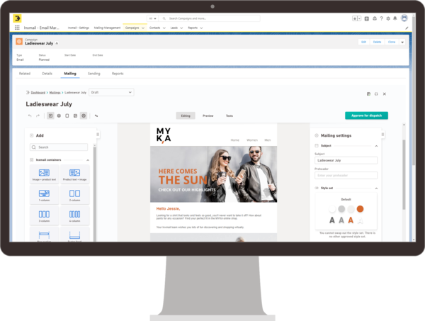 Ein Monitor zeigt die Inxmail-Integration in Salesforce mit einer Vorschau der Kampagne „Ladieswear July“. Auf der linken Seite befinden sich Optionen zur Vorschau und zum Versenden eines Test-Mailings, während in der Mitte die Vorschau des Mailings selbst sichtbar ist. Die Kampagne bewirbt Sommerkleidung mit dem Slogan „Here comes the sun“.