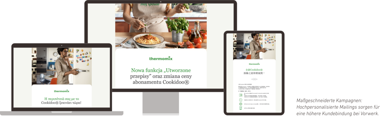 Mockup eines Thermomix-Newsletters, der auf Laptop, Desktop und Tablet in verschiedenen Sprachen angezeigt wird, mit Bildern der Zubereitung von Mahlzeiten und einer Benutzerinteraktion.