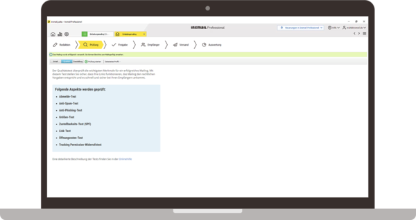 Benutzeroberfläche der SMARTCRM-Software im Schritt der Qualitätssicherung. Der Bildschirm zeigt eine Liste von Aspekten, die vor dem Versand eines Mailings überprüft werden, einschließlich Abmelde-Test, Anti-Spam-Test, Anti-Phishing-Test, Geoblock-Test, Zustellbarkeits-Test (SPF), Link-Test, Öffnungsrate-Test und Tracking Permission-Widerruf-Test.