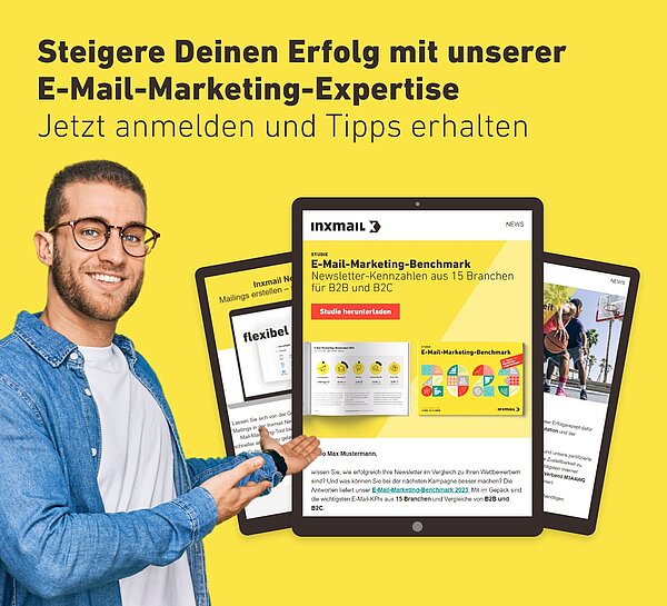 Ein Mann zeigt auf ein Tablet, das eine E-Mail-Marketing-Studie von Inxmail anzeigt. Der Text auf dem Bild lautet: 'Steigere Deinen Erfolg mit unserer E-Mail-Marketing-Expertise. Jetzt anmelden und Tipps erhalten'. Im Hintergrund sind weitere Tablets mit Inxmail-Inhalten zu sehen, alles vor einem gelben Hintergrund.