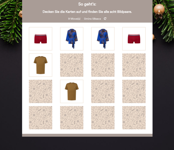 Screenshot eines Memory-Spiels auf einer Weihnachtsgewinnspiel-Seite. Aufgedeckte Karten zeigen Bilder von Kleidungsstücken, darunter rote Boxershorts, ein blaues Kleidungsstück und ein braunes T-Shirt. Das Ziel des Spiels ist es, alle acht Bildpaare zu finden.