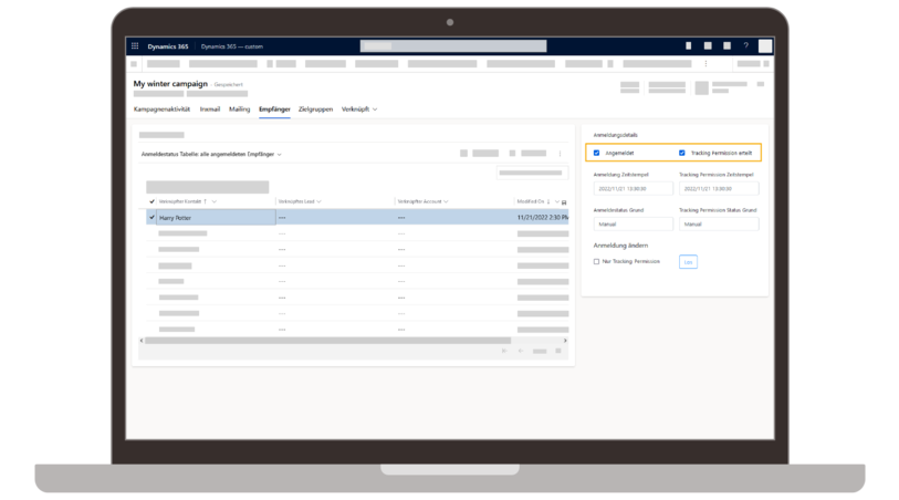 Laptop-Bildschirm mit einer Benutzeroberfläche von Microsoft Dynamics 365, die eine Kampagnenaktivität zeigt. Die Ansicht zeigt eine Tabelle mit Empfängern und die Tracking-Permission-Status. Die Kampagne heißt "My winter campaign"