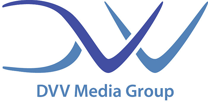 Logo der DVV Media Group mit geschwungenen blauen Linien, die die Initialen 'DVV' darstellen.