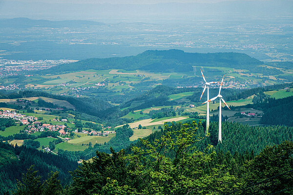 Nachhaltigkeit Landschaft mit Windraedern