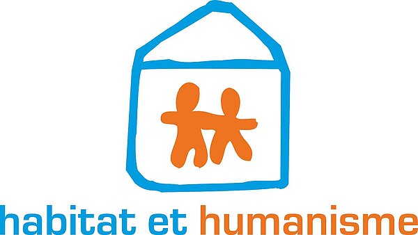 Logo von Habitat et Humanisme. Ein blaues, stilisiertes Haus, in dem zwei orangefarbene Figuren Hand in Hand stehen. Unter dem Haus steht der Name 'habitat et humanisme' in blauer und orangener Schrift.