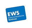 Logo der Elektrizitätswerke Schönau (EWS) mit weißer Schrift auf einem blauen, schräg stehenden Rechteck.