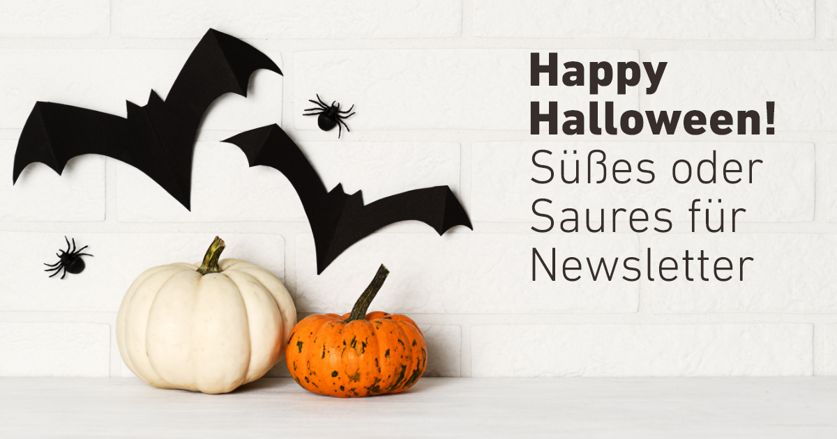 Halloween-Grafik mit Kürbissen, Fledermäusen und dem Text 'Happy Halloween! Süßes oder Saures für Newsletter'.