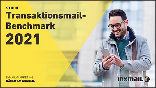 Cover einer Studie von Inxmail mit dem Titel 'Transaktionsmail-Benchmark 2021'. Das Bild zeigt einen lächelnden Mann mit Brille und Mantel, der auf sein Smartphone schaut. Der Hintergrund ist unscharf, und das Inxmail-Logo befindet sich unten rechts im Bild.