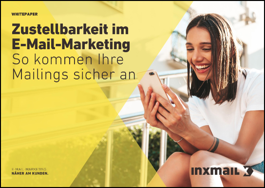 Cover eines Whitepapers von Inxmail mit dem Titel 'Zustellbarkeit im E-Mail-Marketing - So kommen Ihre Mailings sicher an'. Das Bild zeigt eine junge Frau, die lächelnd auf ihr Smartphone schaut. Im Hintergrund ist eine sonnige Außenumgebung zu sehen. Das Inxmail-Logo befindet sich unten rechts im Bild.